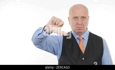 Geschäftsmann Macht Sich Nicht Wie Handzeichen. Eine Person, Die Daumen Nach Unten Handgesten Macht. Stockfoto