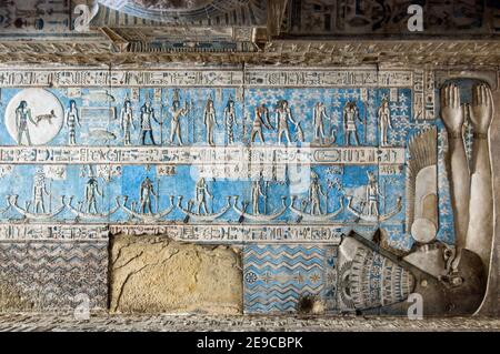 Astrologische Symbole an der Decke des Dendera-Tempels in der Nähe von Qena, Ägypten. Die Göttin der Nachtmutter umschließt die Symbole mit ihrem Körper und ihren Armen. Stockfoto