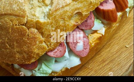 Broodje Rookworst -- Niederländische Wurst und Sauerkraut Sandwich, Street Vendor Stil Stockfoto