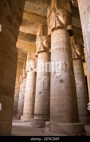 Imposante Säulen in der Hypostyle Halle des Dendera Tempels, Qena, Ägypten. Die Kapitelle zeigen die Göttin Hathor. Alte ägyptische Struktur über 1000 Jahr Stockfoto