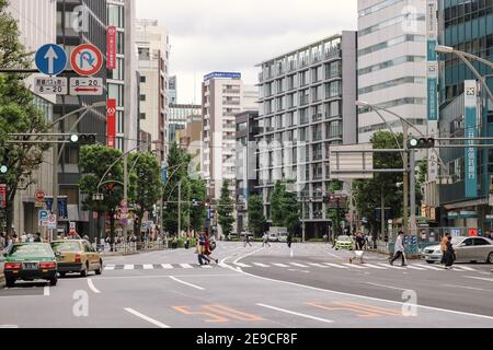 Mehrere Menschen überqueren eine Straße in Ueno, Tokio, Japan Stockfoto