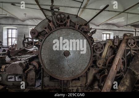 Große alte Maschine in verlassenen Fabrik Stockfoto