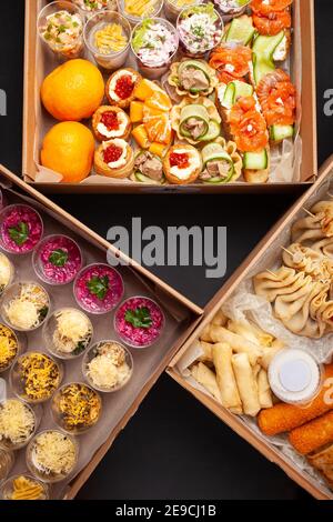 Geschenkkarton, Lieferung von Lebensmitteln in Pappkartons. Catering, Lunch-Box, leckere Hauszustellung Essen für Ferien und Partys. Abendessen. Stockfoto