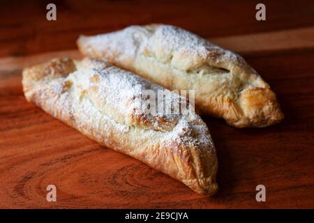 Hausgemachte Blätterteig Leckereien, gefüllt mit Nutella auf einem rustikalen Holzbrett Stockfoto