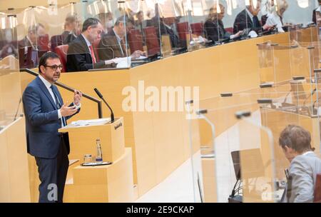 München, Deutschland. Februar 2021, 04th. Klaus Holetschek (CSU, l), Staatsminister für Gesundheit und Pflege, spricht während der Sitzung des Bayerischen Landtags. Eines der Themen ist die Befragung der Landesregierung zur aktuellen Situation in der Corona-Krise. Kredit: Peter Kneffel/dpa/Alamy Live Nachrichten Stockfoto