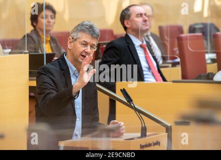 München, Deutschland. Februar 2021, 04th. Michael Piazolo (Freie Wähler), Staatsminister für Bildung und Kultur, spricht während der Sitzung des Bayerischen Landtags. Eines der Themen ist die Befragung der Landesregierung zur aktuellen Situation in der Corona-Krise. Kredit: Peter Kneffel/dpa/Alamy Live Nachrichten Stockfoto