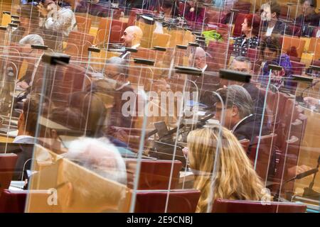 München, Deutschland. Februar 2021, 04th. Die Mitglieder des Bayerischen parlaments sitzen während der Sitzung hinter Plexiglaswänden. Eines der Themen ist die Befragung der Landesregierung zur aktuellen Situation in der Corona-Krise. Kredit: Peter Kneffel/dpa/Alamy Live Nachrichten Stockfoto