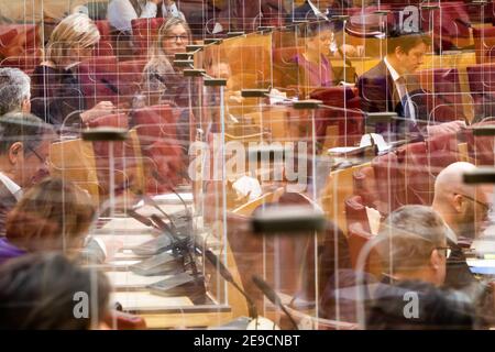 München, Deutschland. Februar 2021, 04th. Die Mitglieder des Bayerischen parlaments sitzen während der Sitzung hinter Plexiglaswänden. Eines der Themen ist die Befragung der Landesregierung zur aktuellen Situation in der Corona-Krise. Kredit: Peter Kneffel/dpa/Alamy Live Nachrichten Stockfoto