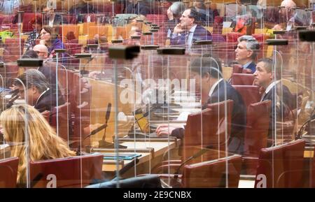 München, Deutschland. Februar 2021, 04th. Die Mitglieder des Bayerischen parlaments sitzen während der Sitzung hinter Plexiglaswänden. Eines der Themen ist die Befragung der Landesregierung zur aktuellen Situation in der Corona-Krise. Kredit: Peter Kneffel/dpa/Alamy Live Nachrichten Stockfoto