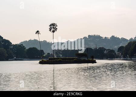 Kandy See und die Insel bei Sonnenuntergang, Kandy, Central Province, Sri Lanka, Asien Stockfoto