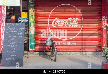 Coca Cola Logo an der Fassade eines Ladens in Sauraha, Nepal Stockfoto