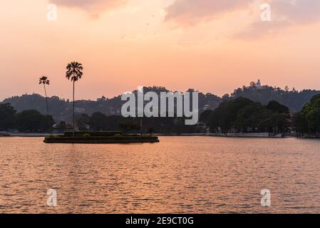 Kandy See und die Insel bei Sonnenuntergang, Kandy, Central Province, Sri Lanka, Asien Stockfoto