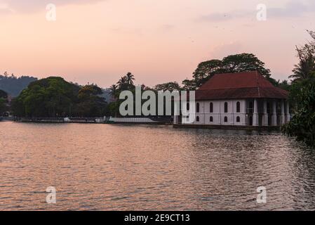 Kandy See und die Insel bei Sonnenuntergang, Kandy, Central Province, Sri Lanka, Asien Stockfoto