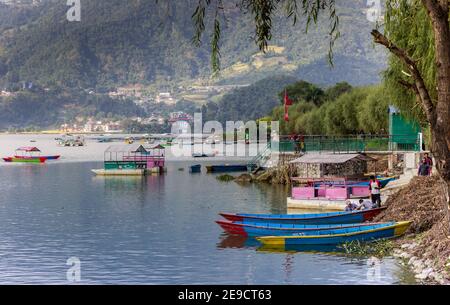 Wooden Boote am Ufer des Phewa See in Pokhara, Nepal Stockfoto