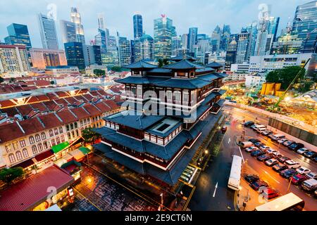 Buddha Toothe Relic Tempel in Chinatown mit Geschäftsviertel Singapurs im Hintergrund. Stockfoto