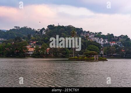 Kandy See und die Insel bei Sonnenuntergang, Kandy, Central Province, Sri Lanka, Asien Stockfoto