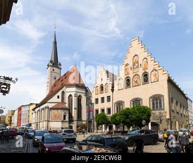 Frauenkirche und historisches Rathaus. Die mittelalterliche Altstadt von Wasserburg am Inn im Chiemgau in Oberbayern, E Stockfoto