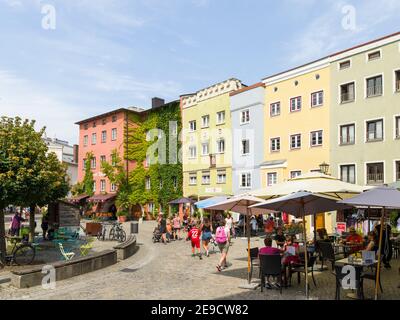 Häuser am historischen Platz Hofstatt. Die mittelalterliche Altstadt von Wasserburg am Inn im Chiemgau in Oberbayern, Europa, Deutschland, Bayern Stockfoto