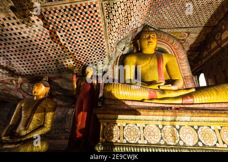 Buddha-Statuen im Dambulla Royal Cave Temple und Golden Temple. Alte craved Felsstatuen, buddhistische Kunst. Berühmter religiöser Ort in Sri Lanka Stockfoto