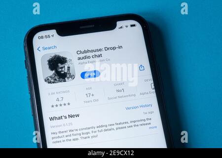 Mailand, Italien - 4. Februar 2021: Clubhouse Drop-in Audio-App auf Smartphone auf blauem Hintergrund. Die nur-Einladung, Audio-basierte App rangiert jetzt an erster Stelle unter f Stockfoto