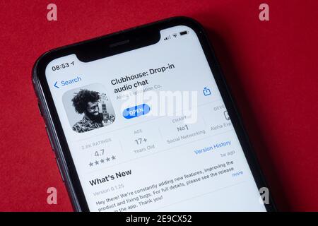 Mailand, Italien - 4. Februar 2021: Clubhouse Drop-in Audio-App auf Smartphone auf rotem Hintergrund. Die nur-Einladung, Audio-basierte App rangiert jetzt an erster Stelle unter Fr. Stockfoto