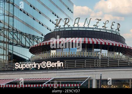 Historisches Café Kranzler am Kurfürstendamm (Kudamm) in West-Berlin mit Ein blauer und wolkig Himmel Stockfoto