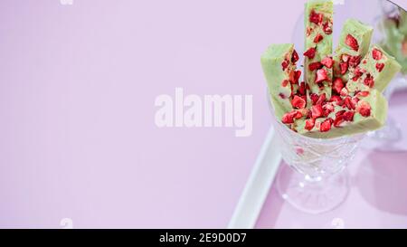 Fudge, süße Bonbons, handgemachtes Dessert aus weißer Schokolade, Matcha-Tee und Erdbeeren auf hellem Hintergrund. Selektiver Fokus, Kopierbereich Stockfoto