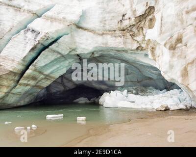 Gletscherschnauze des Gletschers Pasterze am Großglockner, der aufgrund der globalen Erwärmung extrem schnell schmilzt. Europa, Österreich, Kärnten Stockfoto