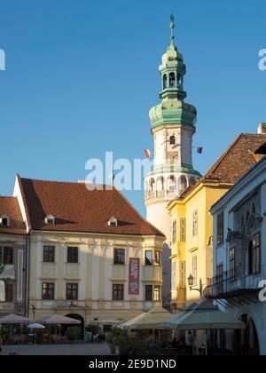 Feuerwache Turm (Tueztorony), das Wahrzeichen von Sopron am Hauptplatz. Sopron in Transdanubien im Westen Ungarns nahe der Grenze zu Österreich. Stockfoto