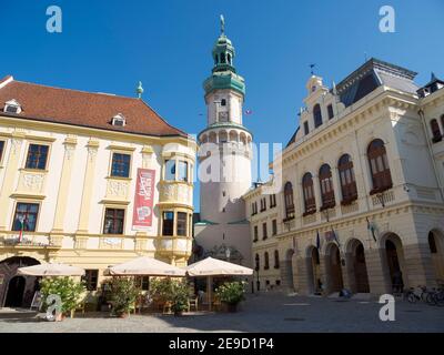 Feuerwache Turm (Tueztorony), das Wahrzeichen von Sopron, und das Rathaus am Hauptplatz. Sopron in Transdanubien im Westen Ungarns in der Nähe des bo Stockfoto