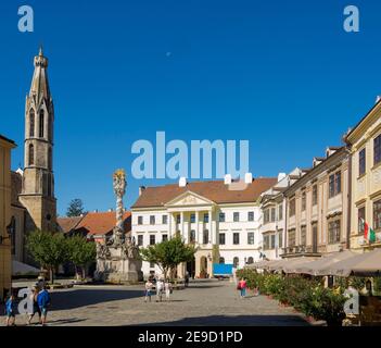 Hauptplatz (Foe ter), Säule der Heiligen Dreifaltigkeit und Ziegenkirche (Nagyboldogasszony Templom). Sopron in Transdanubien im Westen Ungarns in der Nähe der Bor Stockfoto