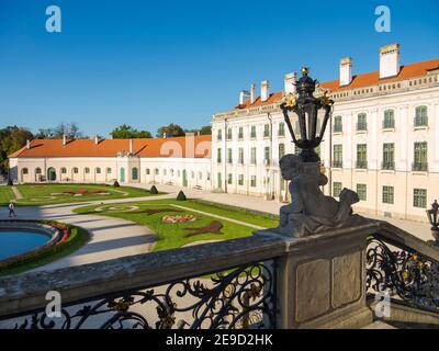 Der Innenhof und die große Treppe. Esterhazy Palace auch genannt Eszterhaza oder Fertoed. Teil des UNESCO-Weltkulturerbes Fertoe - Neusiedlersee-Kult Stockfoto