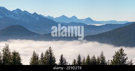 Blick vom Hoernle über ein Nebelmeer, das das Ammertal in Richtung Füssen versteckt. Bayerische alpen bei Unterammergau im Werdenfelser Land Stockfoto