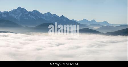 Blick vom Hoernle über ein Nebelmeer, das das Ammertal in Richtung Füssen versteckt. Bayerische alpen bei Unterammergau im Werdenfelser Land Stockfoto