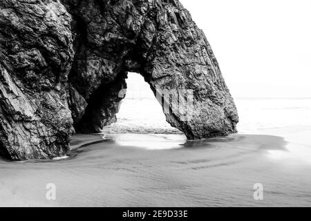 Schöner Naturstein Arche. Felsformation in einem Strand mit Meer im Hintergrund. Stockfoto