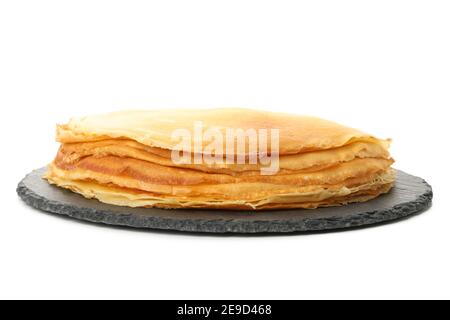 Tablett mit dünnen Pfannkuchen isoliert auf weißem Hintergrund Stockfoto