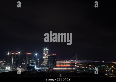 Panoramablick auf Belgrad, Hauptstadt Serbiens, nachts, Blick auf Gebäude am Belgrade Waterfront, die gerade gebaut werden Stockfoto