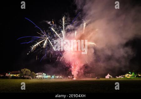 Helles buntes Feuerwerk mit viel Rauch Stockfoto