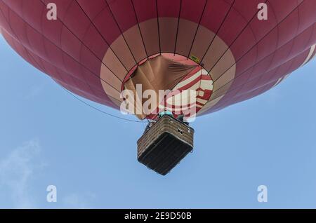 Roter Heißluftballon am Himmel Nahaufnahme Stockfoto