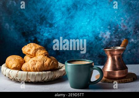 Kaffee und Croissants im Café. Kaffee mit Croissants. Vorderansicht in einem Winkel. Stockfoto