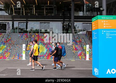 (210204) -- MELBOURNE, 4. Februar 2021 (Xinhua) -- Menschen gehen vor der Margaret Court Arena in Melbourne, Australien, 4. Februar 2021. Das Spiel wurde bei zwei Vorführveranstaltungen der Australian Open ausgesetzt, nachdem ein Hotel-Quarantänearbeiter einen positiven Test auf COVID-19 gemacht hatte, was Staatsbeamte dazu veranlasste, wieder Virusbeschränkungen einzuführen. (Xinhua/Bai Xuefei) Stockfoto