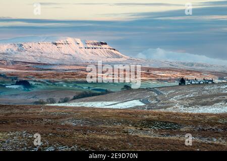 Pen-y-gent bedeckt mit Schnee mit schönen Winter Abend Sonnenlicht. Yorkshire Dales National Park, Großbritannien. Stockfoto