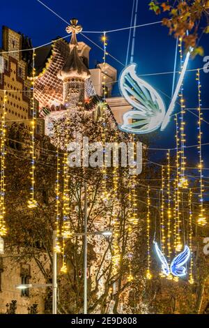 Passeig de Gracia Avenue mit Weihnachtsbeleuchtung und Casa Batllo im Hintergrund, Barcelona, Katalonien, Spanien geschmückt Stockfoto