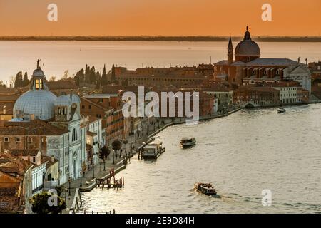 Blick auf den Sonnenuntergang über der Insel Giudecca und der Lagune von Venedig, Venedig, Veneto, Italien Stockfoto