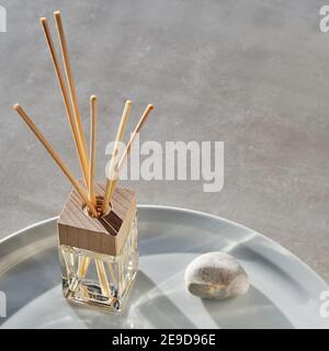 Handgemachte Auffrischung mit Bambus-Sticks Diffusor und Glasflasche von hausgemachten Duft. Zen-Steine und Aromaflasche. Madrame handgemachte Matte. Cremeweiß Stockfoto