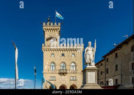 Der Palazzo Pubblico und die Freiheitsstatue im Historisches Zentrum von San Marino an einem sonnigen Tag Stockfoto