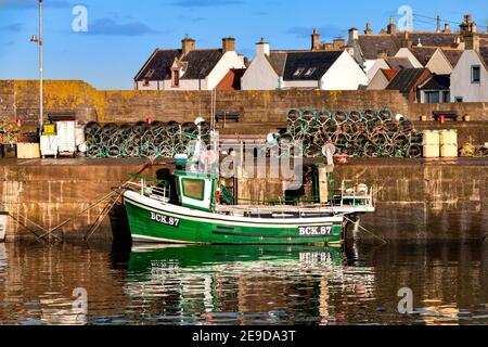 FINDOCHTY MORAY COAST SCOTLAND EIN KLEINES GRÜNES FISCHERBOOT IM INNEREN DER HAFEN Stockfoto