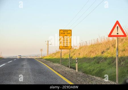 Vorsicht Durchgang für Tanks gelb Warnschild in Hebräisch, Arabisch und Englisch. Fotografiert in den Golanhöhen, Israel Stockfoto