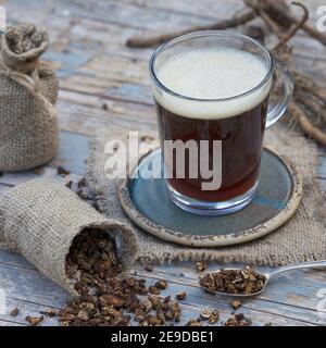 Löwenzahn (Taraxacum officinale), selbstgebautes Löwenzahn-Wurzeltee, Deutschland Stockfoto