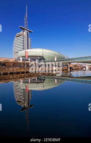 Alter Hafen mit Atlantic Hotel Sail City, Klimahaus und Glasbrücke, Havenwelten, Deutschland, Bremen, Bremerhaven Stockfoto